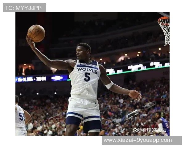 爱德华兹半场表现亮眼10投4中贡献15分3助攻罚球全中助球队争取胜利