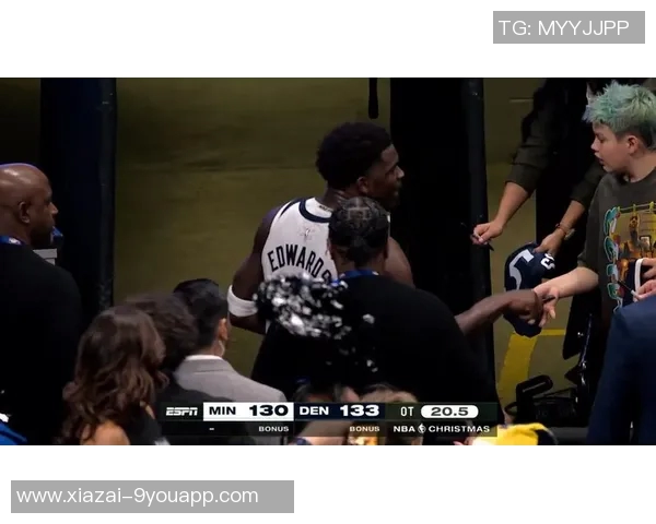 即使遭遇不公被驱逐出场华子依然在通道默默为球迷签名 即使遭遇不公被驱逐出场华子依然在通道默默为球迷签名